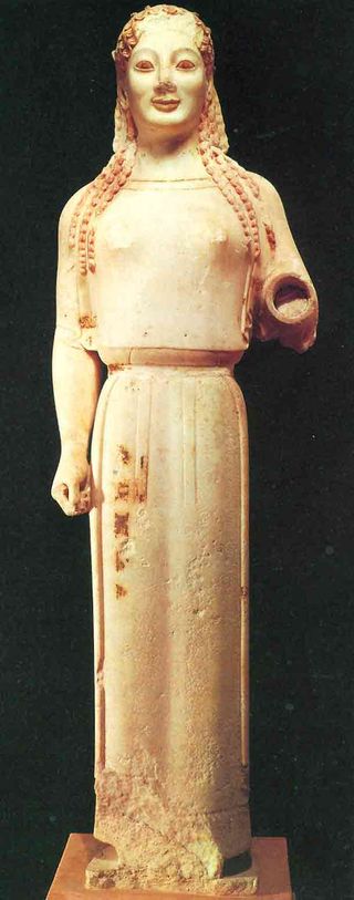 Femme grecque portant un péplos